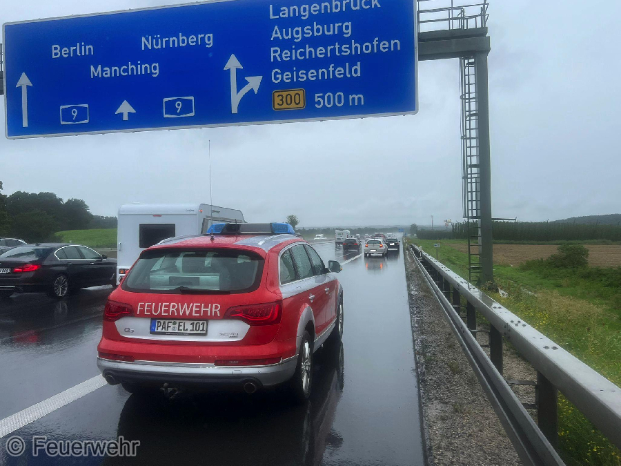 Unfall mit Straßenfahrzeugen, Verkehrshindernis Unfall mit Straßenfahrzeugen, Verkehrshindernis